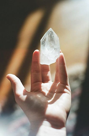 Main tenant un cristal de roche, lithothérapie, cristaux